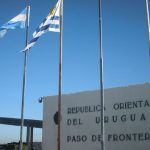 Para evitar la migración, el Gobierno reduce el precio de los combustibles en la frontera con Argentina