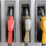 Suba del barril de petróleo en segunda quincena de febrero empuja al alza precio de los combustibles
