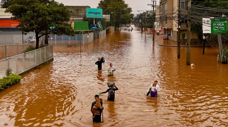 Por las inundaciones, ciudades limítrofes brasileras quebraron su stock de combustibles causando una demanda inusual del lado uruguayo